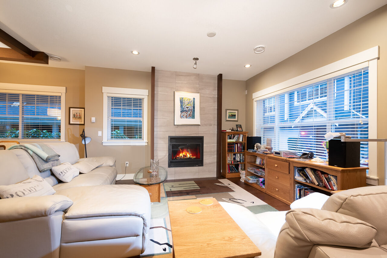 4-15988 32nd Ave