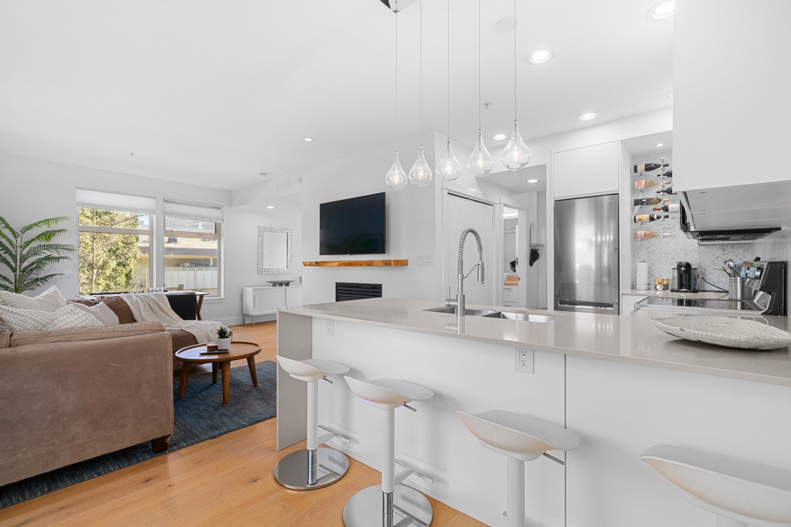 202-118 W 22nd Street