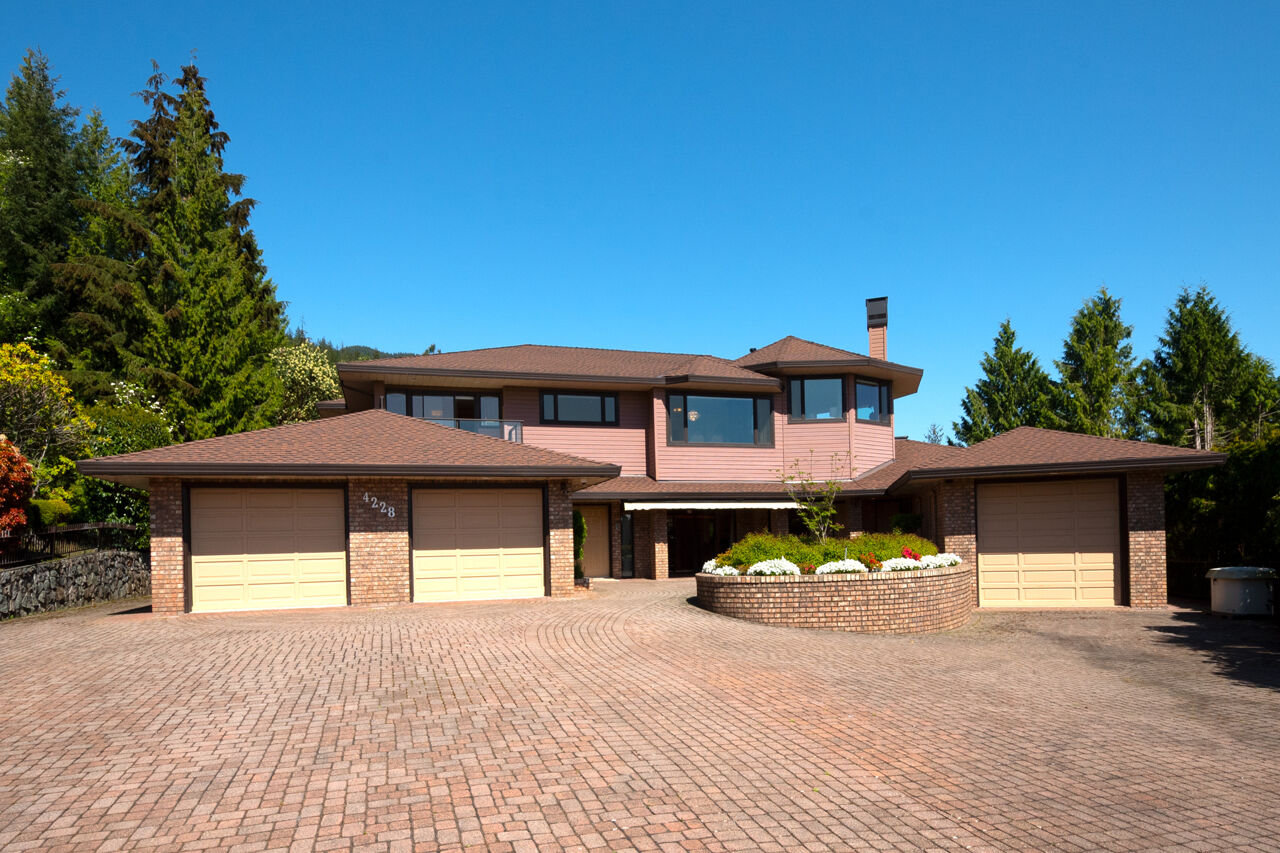 4228 Rockridge Crescent